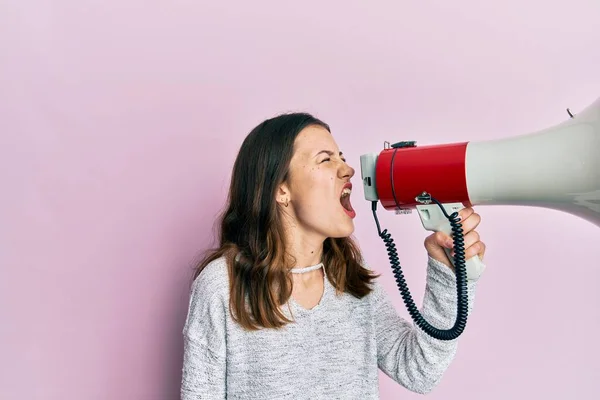 Jovem Morena Mulher Gritando Gritando Através Megafone Sobre Rosa Isolado — Fotografia de Stock