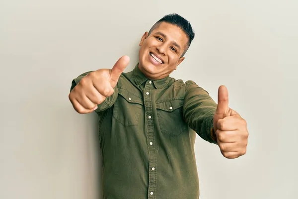 Jovem Latino Vestindo Roupas Casuais Aprovando Fazer Gesto Positivo Com — Fotografia de Stock