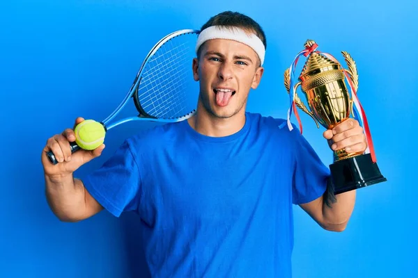 Ung Kaukasier Man Spelar Tennis Innehav Trofé Sticker Tungan Glad — Stockfoto