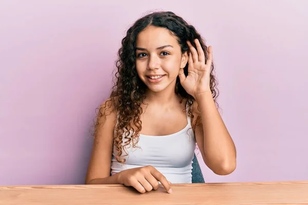 Tiener Latijns Amerikaans Meisje Draagt Casual Kleding Zittend Tafel Glimlachend — Stockfoto