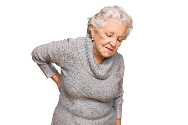 Starsza Siwowłosa Kobieta Ubrana Luźny Zimowy Sweter Cierpiąca Bóle Pleców — Zdjęcie stockowe