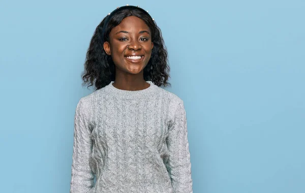 Mulher Jovem Africana Bonita Vestindo Camisola Inverno Casual Com Sorriso — Fotografia de Stock