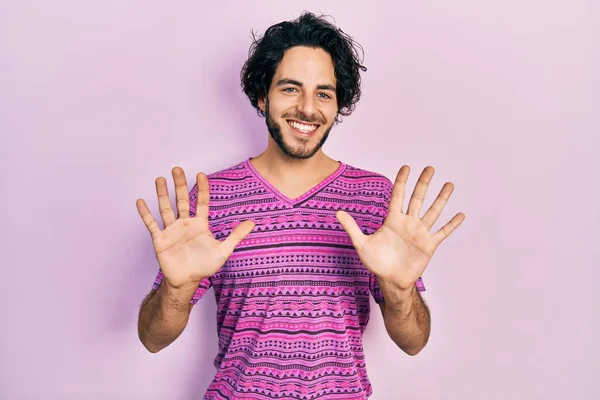 Snygg Hispanic Man Bär Casual Rosa Skjorta Visar Och Pekar — Stockfoto