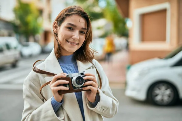 Jovem Turista Hispânica Sorrindo Feliz Usando Câmera Vintage Cidade — Fotografia de Stock