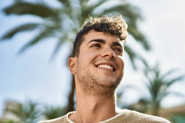 Jovem Hispânico Sorrindo Feliz Cidade — Fotografia de Stock