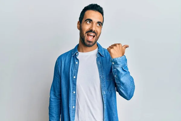 Молодий Іспаномовний Чоловік Носить Повсякденний Одяг Вказуючи Великий Палець Сторону — стокове фото