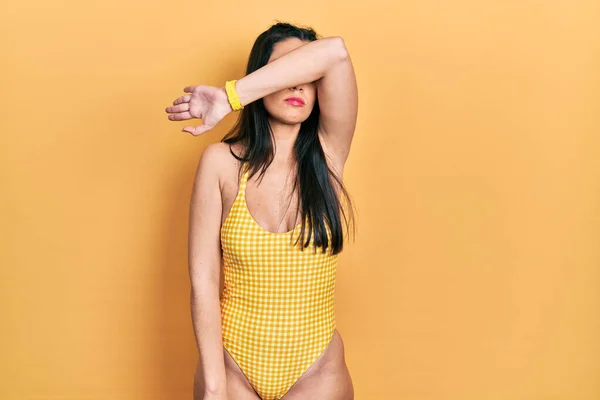 Junges Hispanisches Mädchen Badeanzug Das Die Augen Mit Dem Arm — Stockfoto