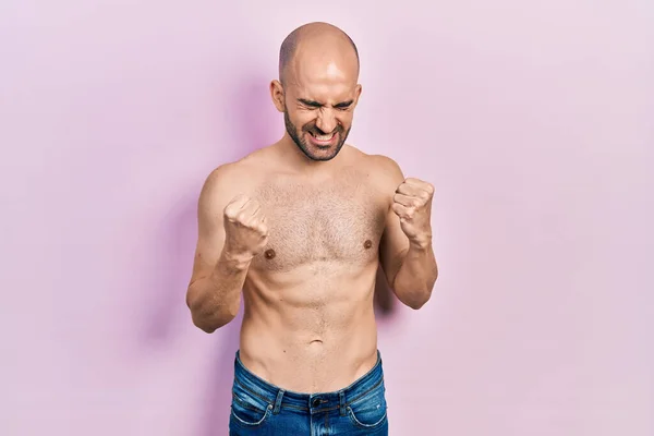 Junger Mann Mit Glatze Ohne Hemd Sehr Glücklich Und Aufgeregt — Stockfoto