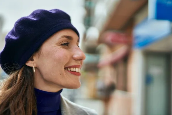 Joven Mujer Rubia Sonriendo Feliz Pie Ciudad — Foto de Stock