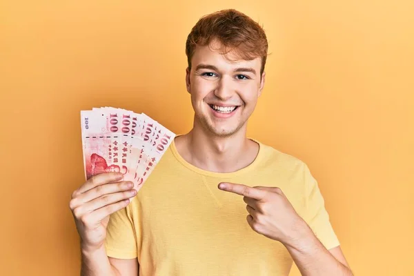 Fiatal Kaukázusi Férfi Kezében 100 Taiwani Dollár Bankjegyekkel Boldogan Mosolyogva — Stock Fotó