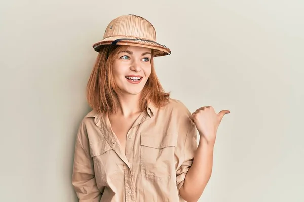 Νεαρή Λευκή Γυναίκα Καπέλο Εξερευνητή Που Δείχνει Τον Αντίχειρα Στο — Φωτογραφία Αρχείου