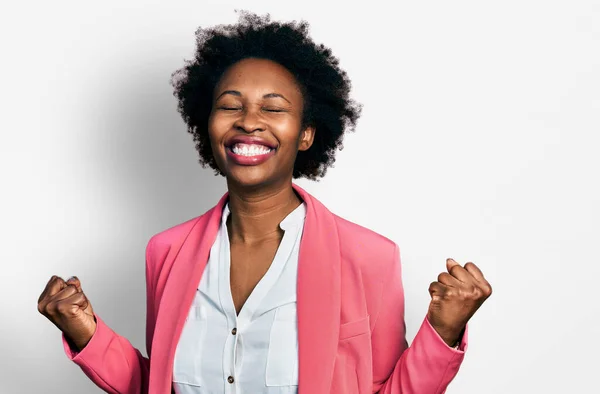 Африканська Американка Афроамериканським Волоссям Діловій Куртці Дуже Щаслива Захоплена Жестом — стокове фото