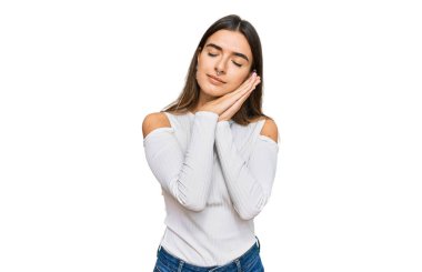 Latin kökenli genç bir kadın gündelik kıyafetler giyip uyuyordu. Yorgun düşler görüyordu. Elleriyle poz veriyordu.. 