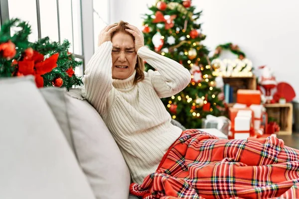 Middelbare Leeftijd Vrouw Zitten Bank Door Kerstboom Lijden Aan Hoofdpijn — Stockfoto