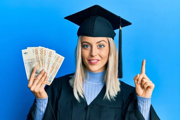 Vacker Blond Kvinna Bär Examen Mössa Och Ceremoni Mantel Innehav — Stockfoto