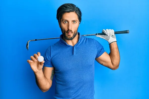 Jovem Hispânico Segurando Bola Golfe Fazendo Cara Peixe Com Boca — Fotografia de Stock