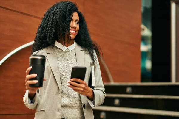 Femme Affaires Afro Américaine Moyen Âge Utilisant Smartphone Buvant Café — Photo