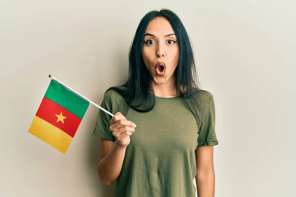 Ung Latinamerikansk Flicka Håller Kamerun Flagga Rädd Och Förvånad Med — Stockfoto