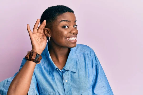 Молода Афроамериканська Жінка Одягнена Повсякденний Одяг Посміхається Рукою Вухом Слухаючи — стокове фото