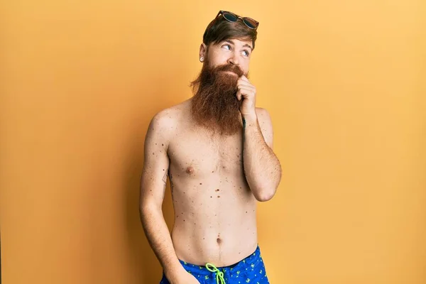 Hombre Pelirrojo Con Barba Larga Usando Traje Baño Gafas Sol — Foto de Stock