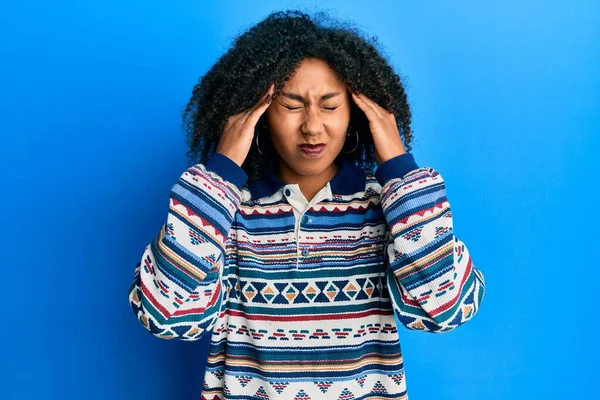 Hermosa Mujer Afroamericana Con Cabello Afro Vistiendo Ropa Casual Con — Foto de Stock