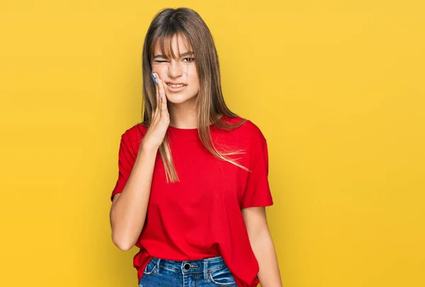 Tiener Kaukasisch Meisje Draagt Casual Rood Shirt Aanraken Mond Met — Stockfoto