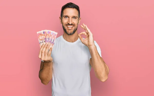 Hombre Guapo Con Barba Sosteniendo Billetes Sudafricanos Rand Haciendo Señal —  Fotos de Stock