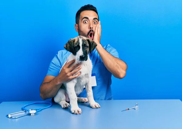 Guapo Veterinario Hispano Con Barba Comprobando Salud Del Perro Asustado — Foto de Stock