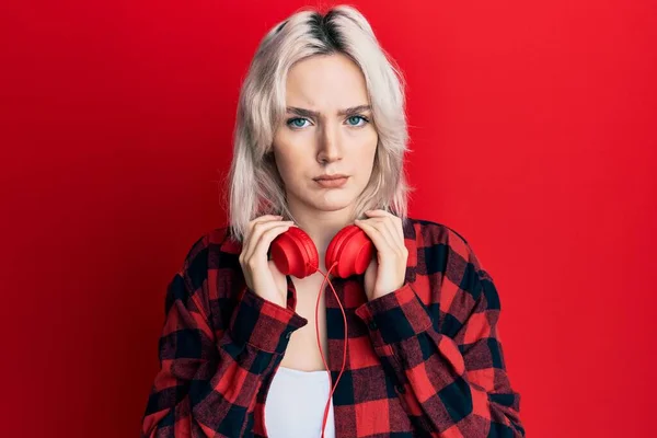 Mladá Blondýnka Která Poslouchá Hudbu Pomocí Sluchátek Skeptických Nervózních Kvůli — Stock fotografie