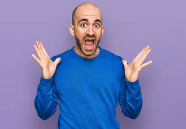 Sıradan kıyafetler giyen genç İspanyol adam çılgın ve başarıyı kollarını kaldırıp heyecanla haykırarak kutluyor. Kazanan konsept 