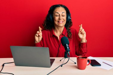 Radyo stüdyosunda çalışan orta yaşlı güzel bir kadın umut ve gözlerin kapalı gülümseyerek bana işaret ediyor. Şans ve batıl inançlar. 