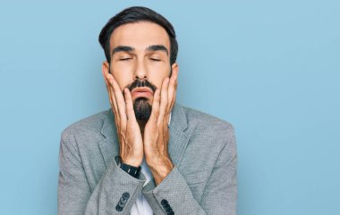 İş kıyafetleri giyen genç İspanyol adam yorgun eller yüzünü kapatıyor, depresyon ve üzüntü, sorun yüzünden üzgün ve sinirli. 