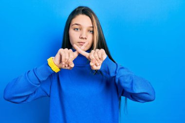 Balıkçı yaka kazak giyen genç esmer kız. Reddedilmiş yüz ifadesi. 