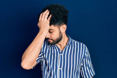 Sıradan çizgili tişört giyen sakallı genç bir Arap yanlışlıkla el ele tutuşarak şaşırdı. Hatayı hatırla. Unuttum, kötü hafıza kavramı. 