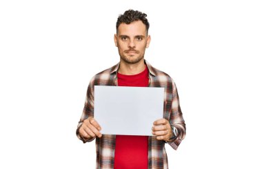 Genç İspanyol adam boş pankart tutuyor. Düşünce tarzı ve ayık yüz ifadesi. Kendine güveniyor gibi görünüyor. 