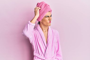 Kafasına duş havlusu takmış, bornoz giymiş genç bir adam kafasını karıştırıyor ve soru soruyor. Şüpheyle kararsız, kafa kafaya düşünerek. Düşünceli kavram. 