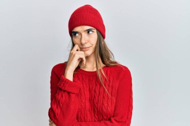 Gündelik kıyafetler giyen genç İspanyol kadın şüphe üzerine yoğunlaşmıştı. Parmakları çenesinde ve yukarı bakıyordu. 