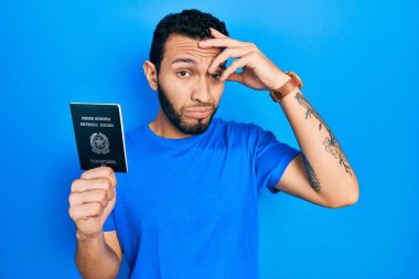 İtalyan pasaportlu İspanyol bir adam. Alnındaki bir sorun yüzünden endişeli ve stresli. Kriz için endişeli. 