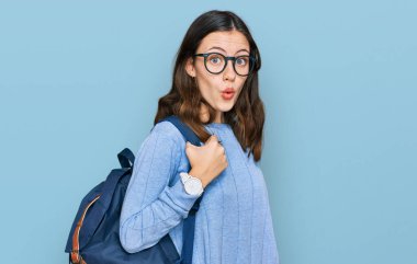 Öğrenci çantası takan genç ve güzel bir kız. Korkmuş ve ağzı açık kalmış, şaşırmış ve şaşırmış. 