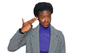 Genç Afro-Amerikan kızı, günlük giysiler giyip kendini vuruyor ve öldürüyor. Kendini ve parmaklarını silah gibi gösteriyor. İntihar hareketi.. 