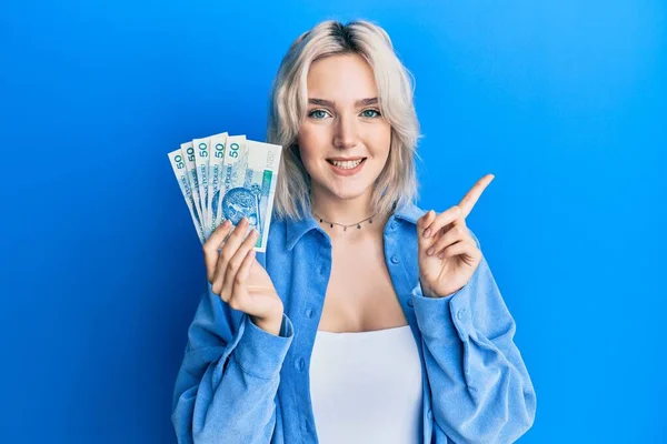 Mladá Blondýna Dívka Drží Polský Zlotý Bankovky Úsměvem Šťastný Ukazující — Stock fotografie
