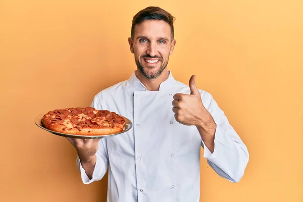 Snygg Man Med Skägg Professionell Kock Med Italiensk Pizza Ler — Stockfoto