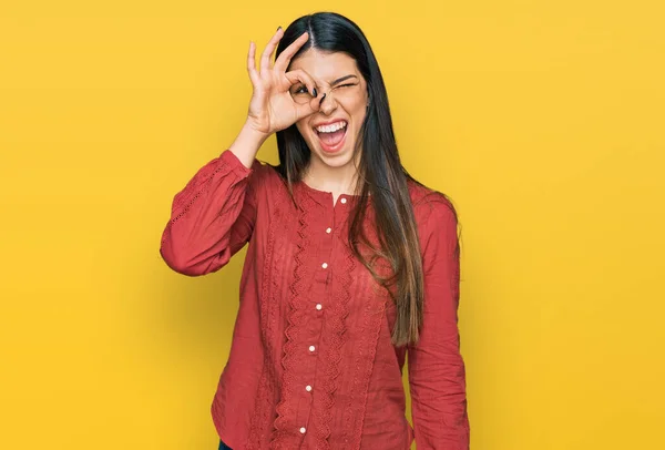 Jonge Latijns Amerikaanse Vrouw Draagt Casual Kleding Doet Gebaar Met — Stockfoto