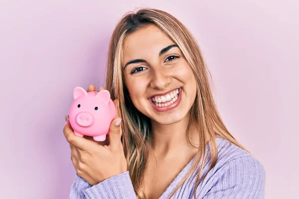Mulher Hispânica Bonita Segurando Banco Porquinho Sorrindo Com Sorriso Feliz — Fotografia de Stock