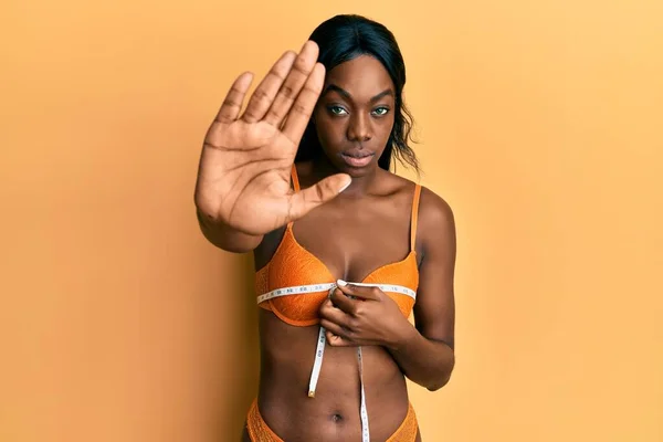 Genç Afro Amerikalı Kadın Çamaşırı Giyiyor Mezura Kullanıyor Elinde Mezurayla — Stok fotoğraf