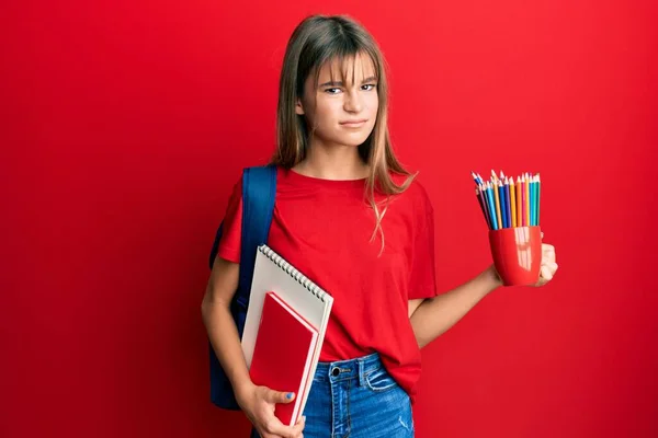 Adolescente Caucásica Chica Sosteniendo Cuadernos Arte Lápices Colores Escéptico Nervioso —  Fotos de Stock