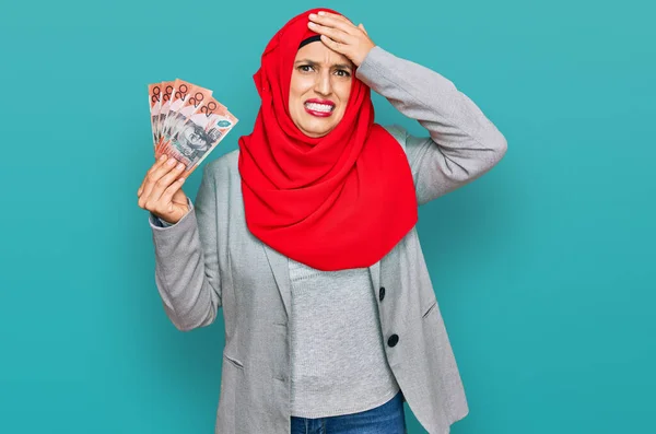 Красива Іспаномовна Жінка Ісламському Хіджабі Тримає Банкноти Австралійських Доларів Напруженими — стокове фото