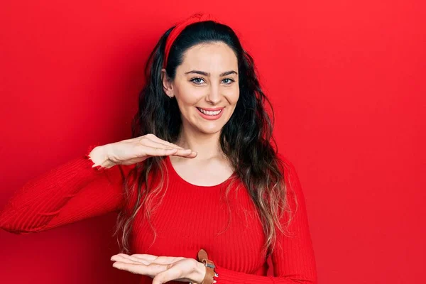 Jonge Latijns Amerikaanse Vrouw Draagt Casual Kleding Gebaren Met Handen — Stockfoto