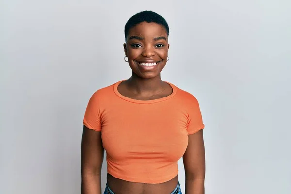 Jeune Femme Afro Américaine Portant Shirt Orange Décontracté Avec Sourire — Photo