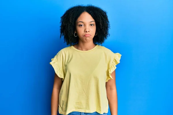 身穿休闲装的年轻的非洲裔美国女孩忧心忡忡 哭哭啼啼 悲伤的表情 — 图库照片